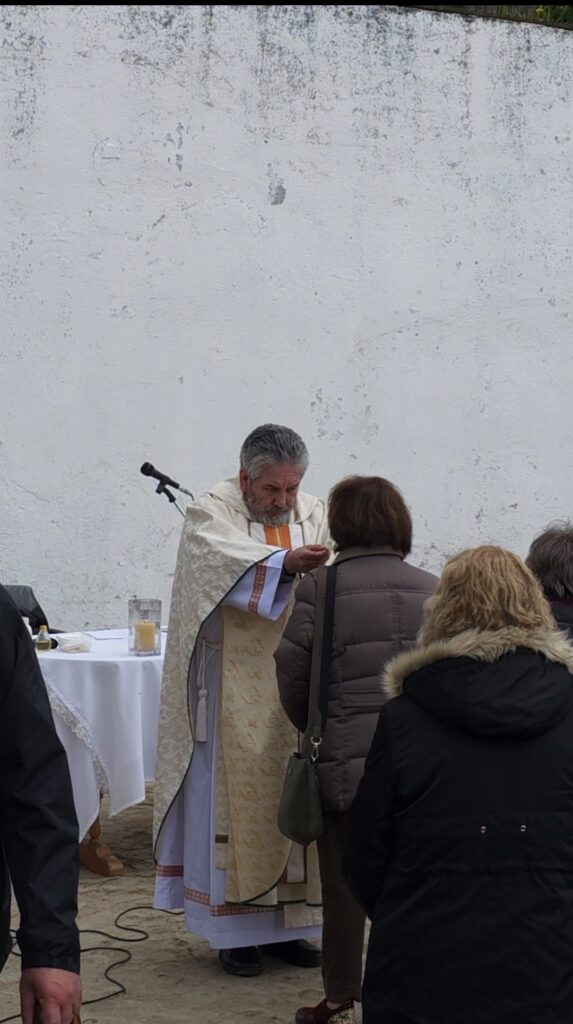 MISA EN EL CEMENTERIO CATÓLICO DE PUERTO VARAS screenshot 20251101 170101 gallery