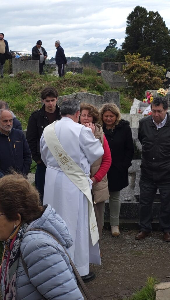 MISA EN EL CEMENTERIO CATÓLICO DE PUERTO VARAS screenshot 20251101 170124 gallery